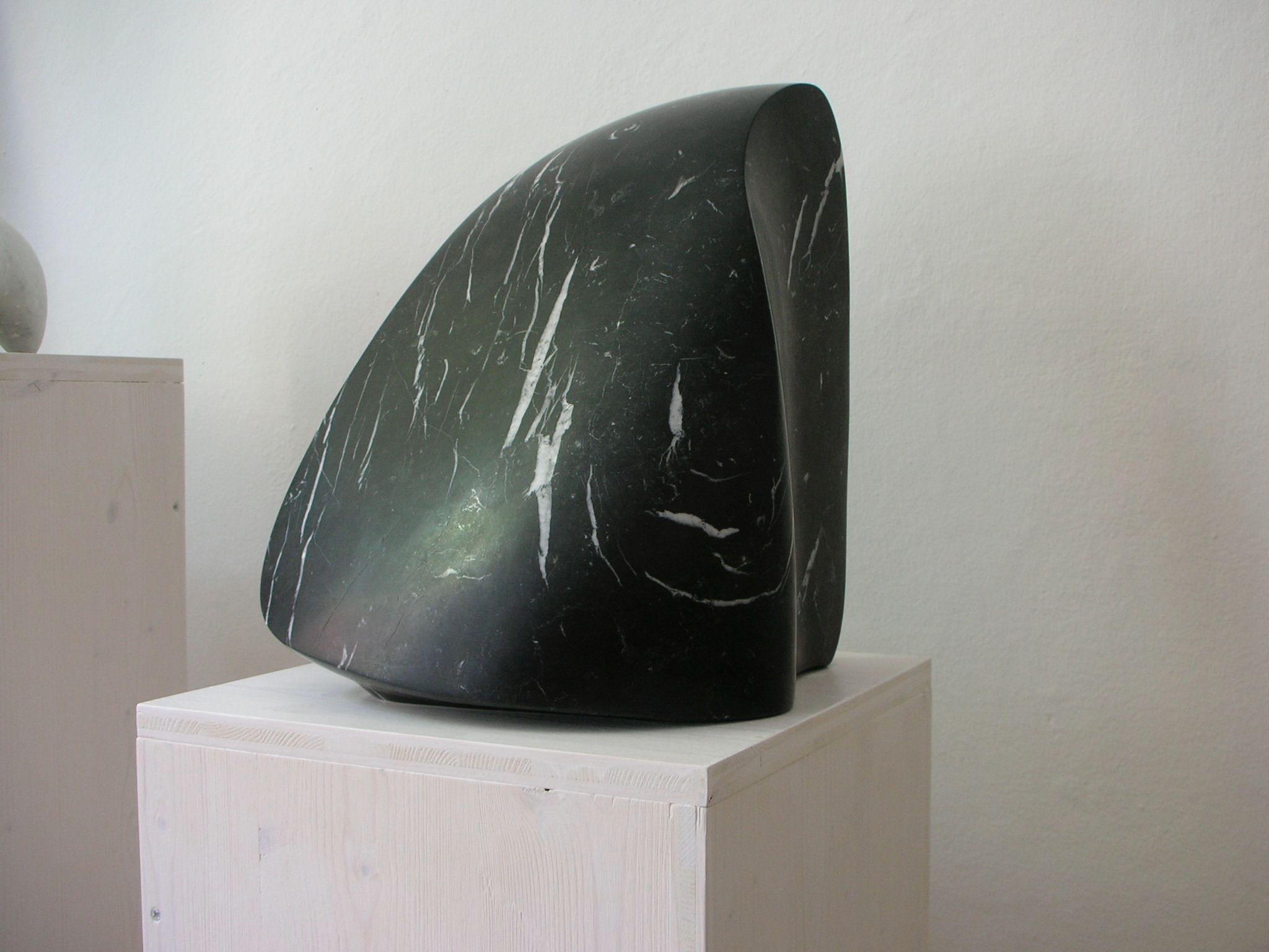 Ohne Titel. Marmor Nero Marquinia. 2007. Privatbesitz