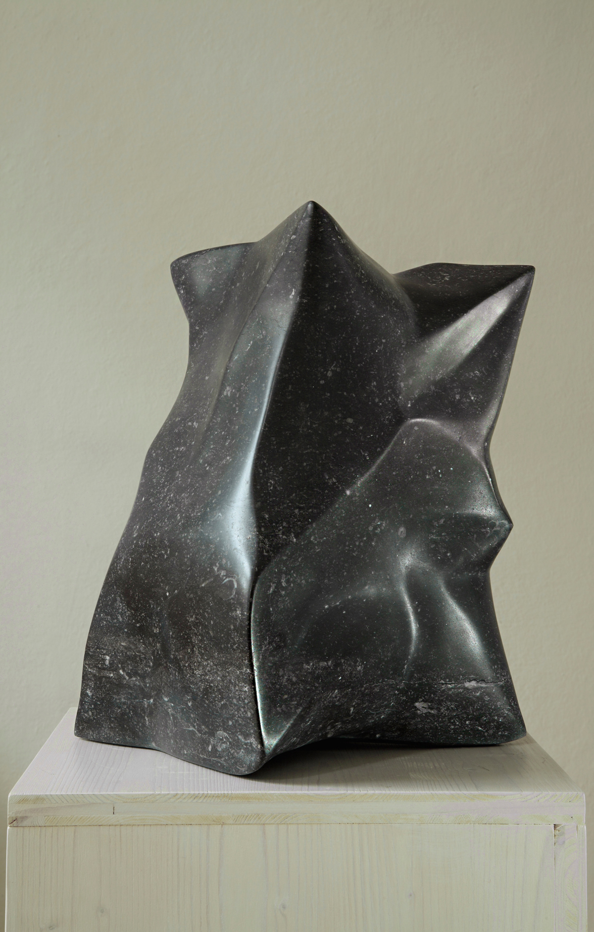 Ohne Titel. Marmor Nero Marquinia. 2008