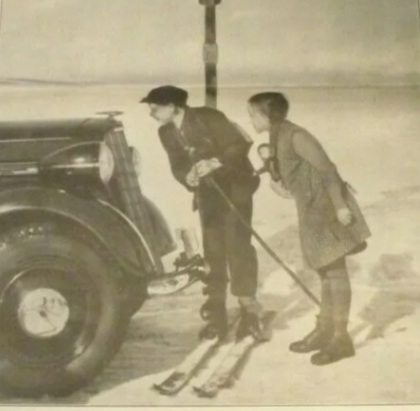 Opel 1,3Liter von 1934 wird im Winter von der Jugend bestaunt 