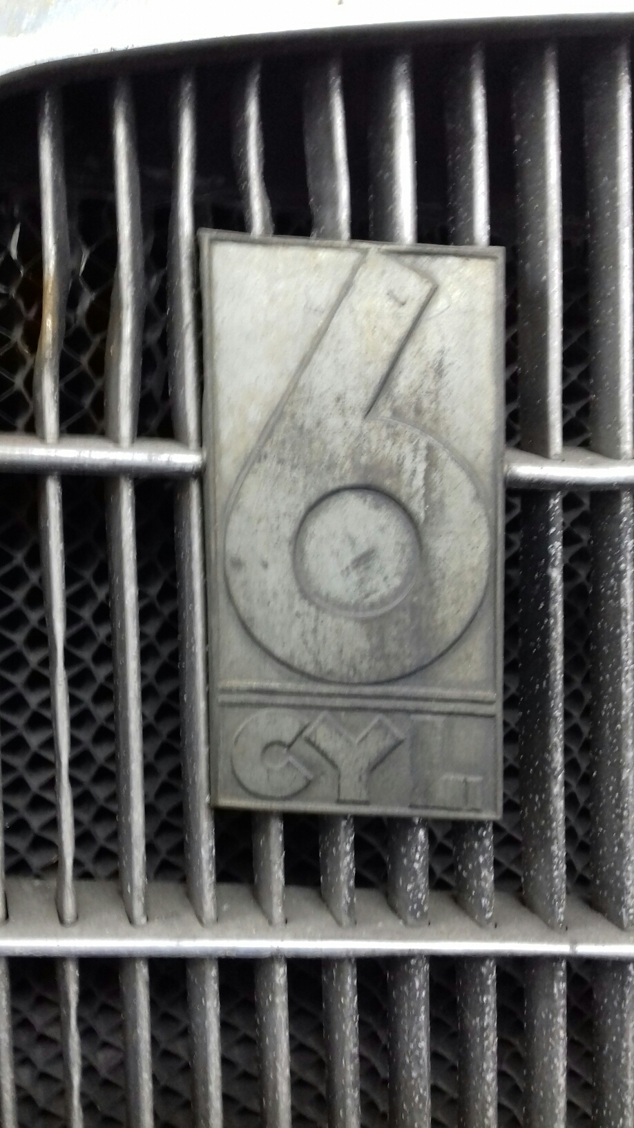 Das Orginal Typenschild der 6 Zylinder von Opel.
