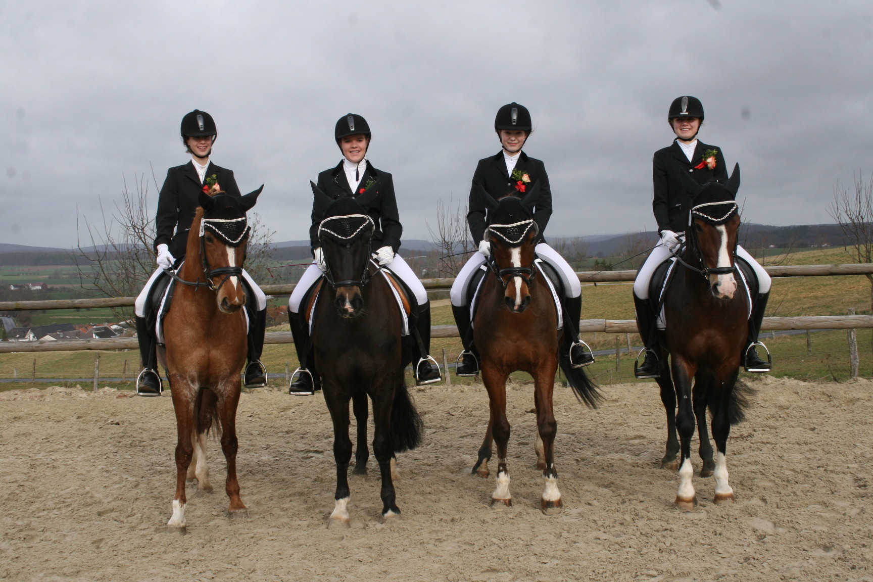 A-Mannschaft 1 mit:  Viktoria auf Franz, Marina auf Viktor,Paula auf Momo und Luisa auf Mary. Sie erzielten die beste Gesamtnote in der Dressur mit 8,5