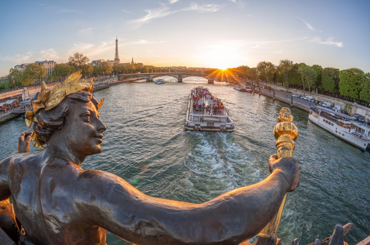 Best things to do in France - Cruise on the Seine copyright Samot - European Best Destinations