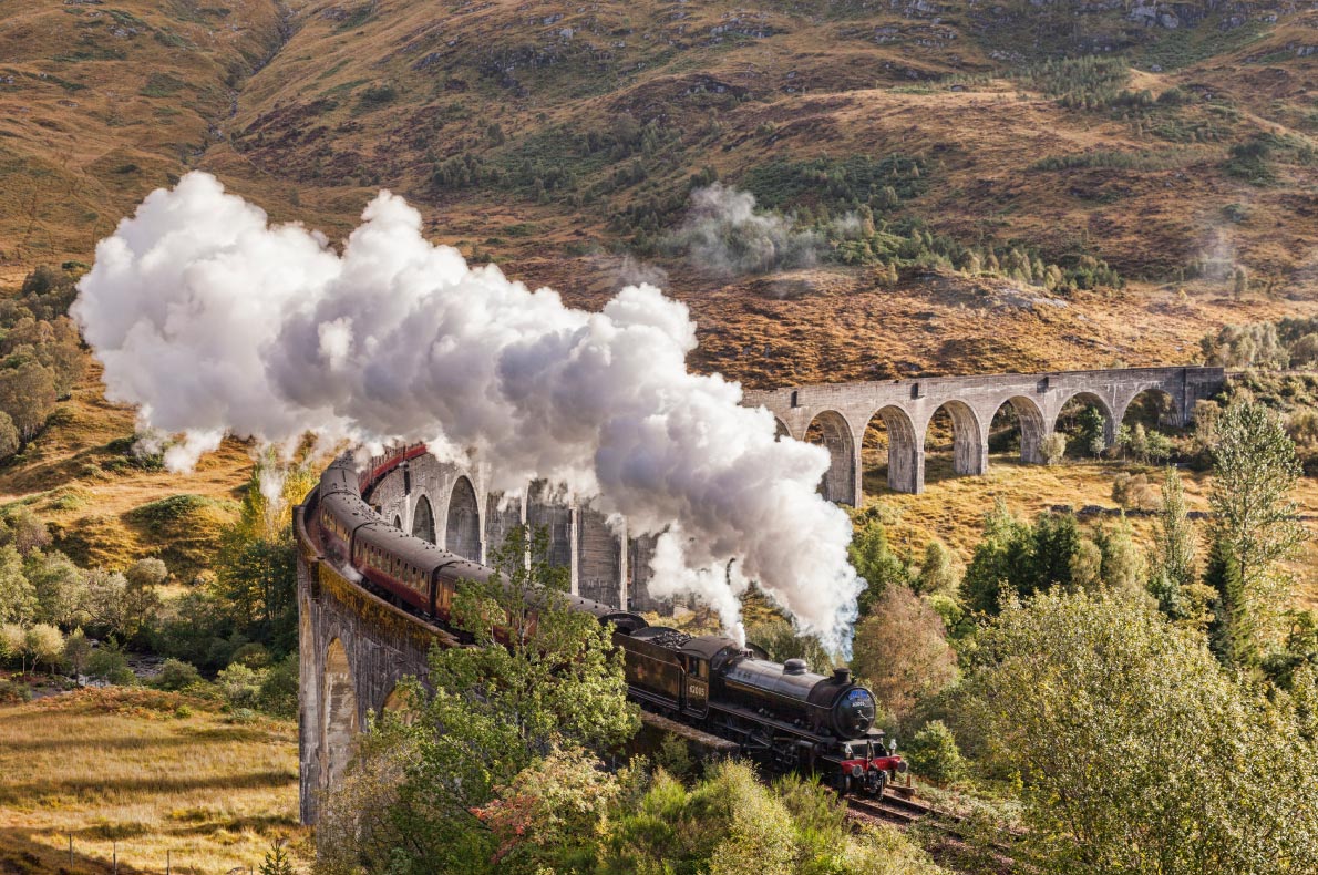 Best things to do in Scotland - Jacobite steam train Glenfinnan Viaduct 