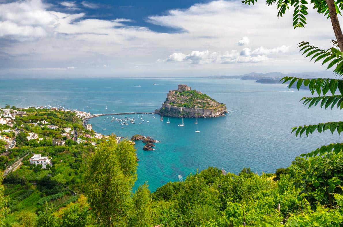 Best Castles in Italy - Aragonese Castle Copyright Edgieus - European Best Destinations