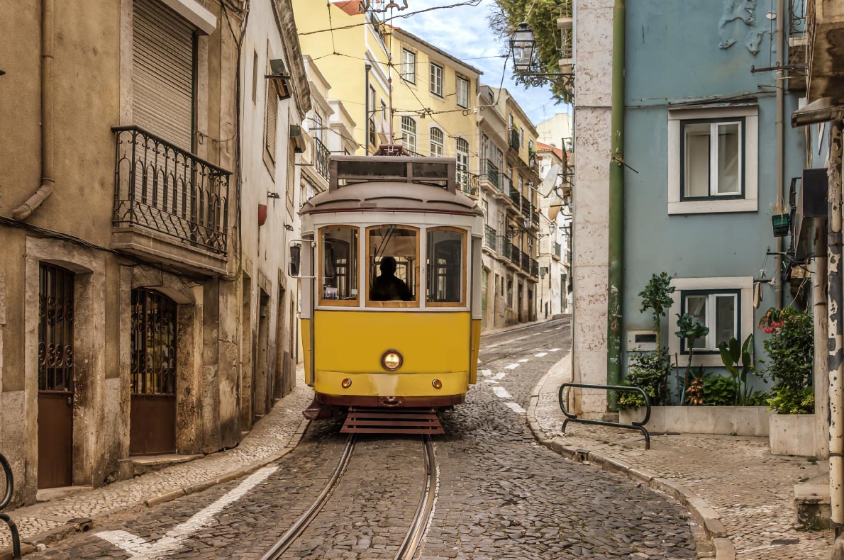 Best things to do in Portugal - Alfama district 