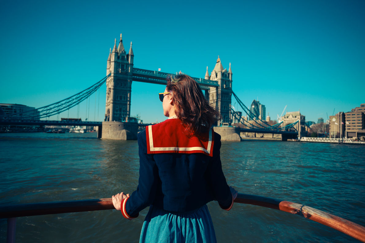 England Best things to do - Have a tea on the Thames - Copyright Lolostock - European Best Destinations