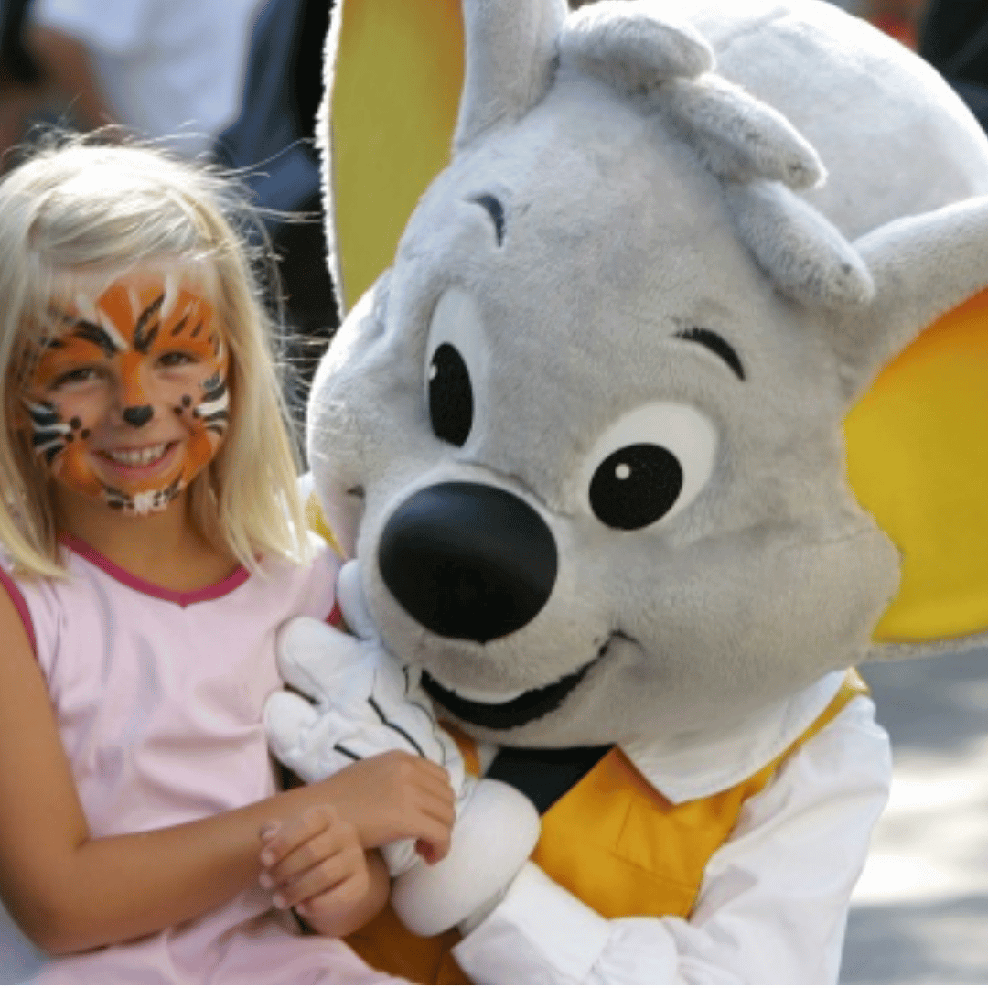 Stell dir vor, unser Hof ist nur 23 km vom Europa-Park entfernt! In kürzester Zeit kannst du dort die aufregendsten Fahrgeschäfte erleben – und danach zurück zu uns auf den Hof für noch mehr Spaß!
