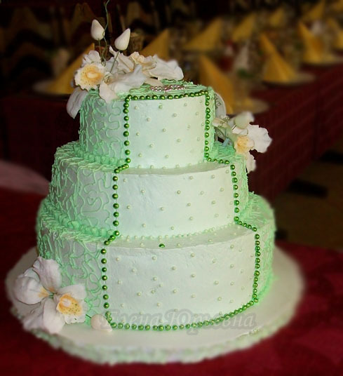 Кремовый свадебный торт с бусинами и орхидеями, вес 6,5 кг. Орхидеи выполнены из сахарной пасты. Все уровни торта с разной начинкой.