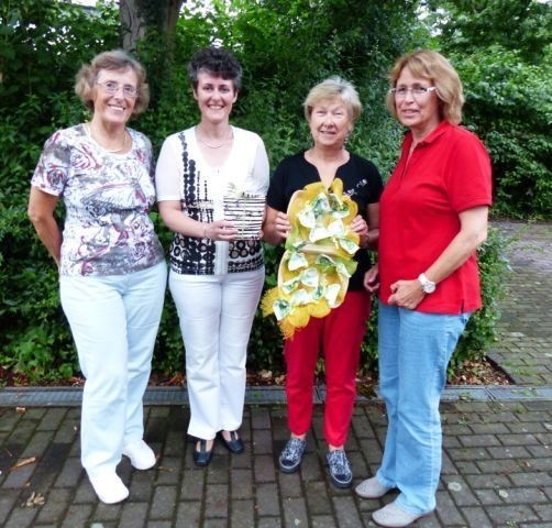 Das Foto zeigt von links: Ulla Echterbruch, Pfarrerin Simone Heider-Geiß, Karin Gruner und Petra Ensberg (alle 3 vom TR) bei der Spendenübergabe