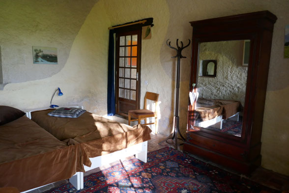 Zimmer 3: 1 Doppelbett, Schreibtisch. Geteiltes Bad mit Badewanne/WC.