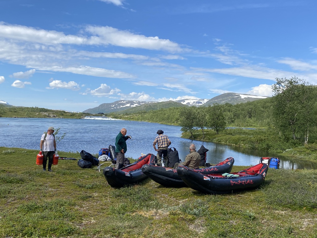 Eine Gruppe von Kanuten paddelt gemeinsam auf einem weiten See
