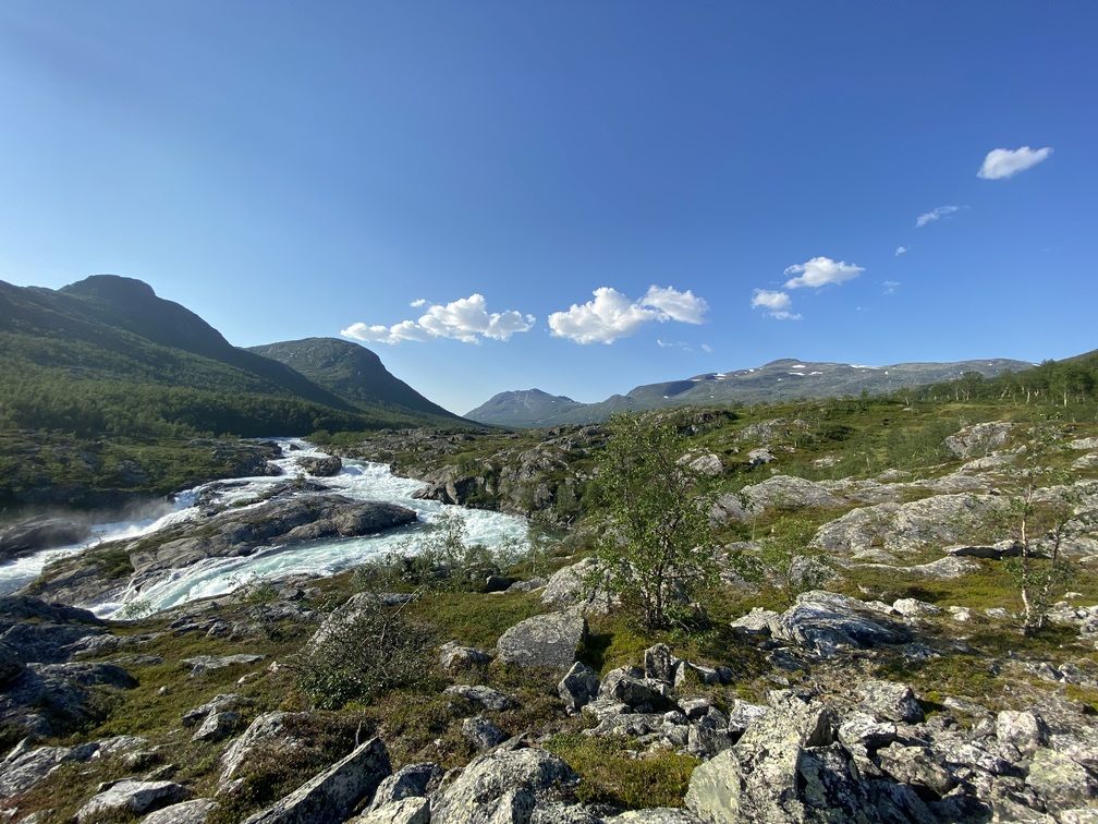 Weitläufige schwedische Hügellandschaft mit Blick über den See