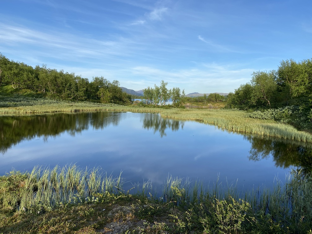 Spiegelung einer Berglandschaft auf einem ruhigen See