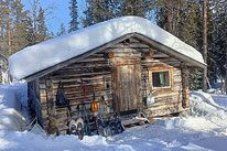 Unsere eingeschneite Hütte mitten in der Wildnis von Schweden