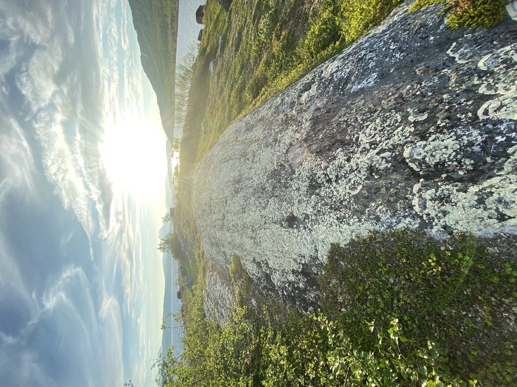 Nahaufnahme einer beeindruckenden Felsformation in der Sonne