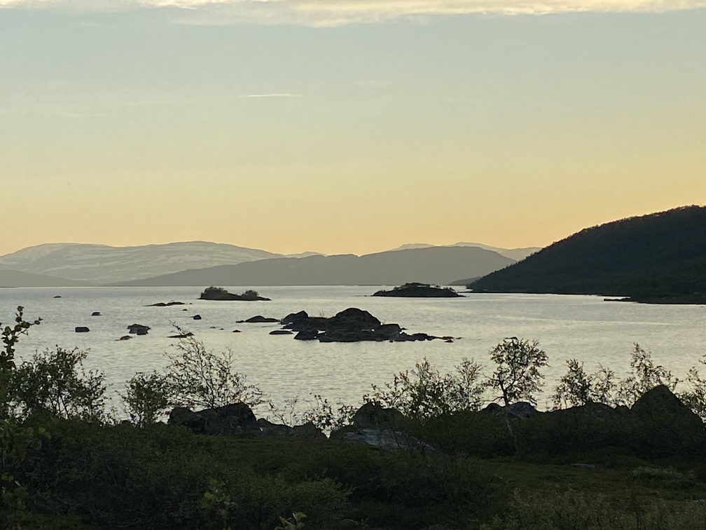 Blick über einen See während des Sonnenuntergangs in Schweden