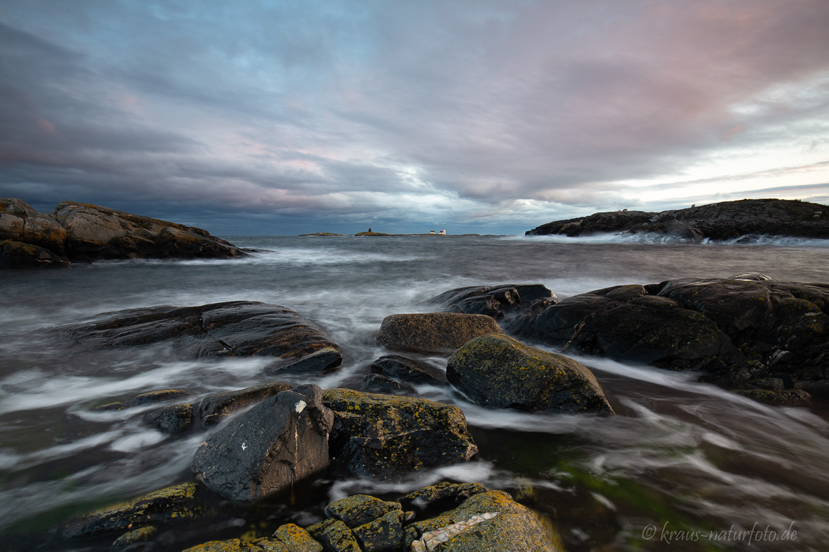 Küste bei Homborsund mit Homborsund Lighthouse