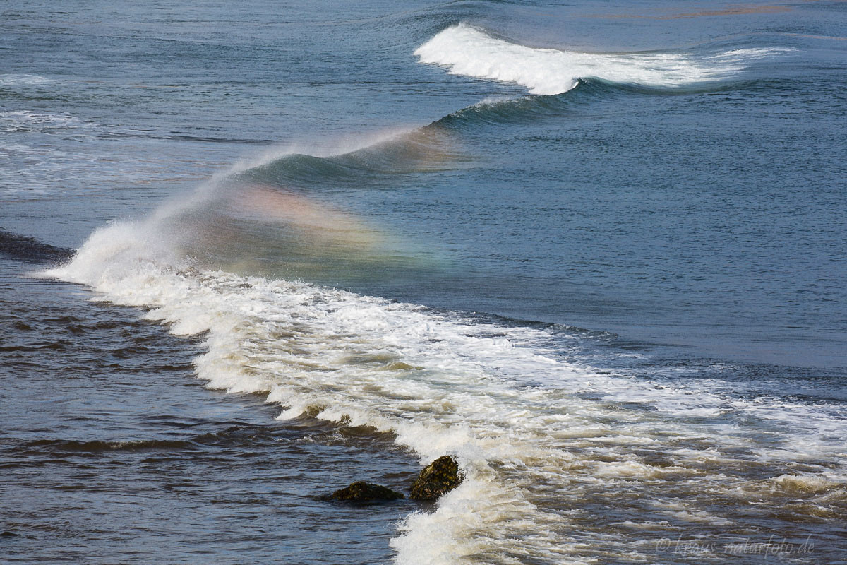 Regenbogenfarben in Gischt