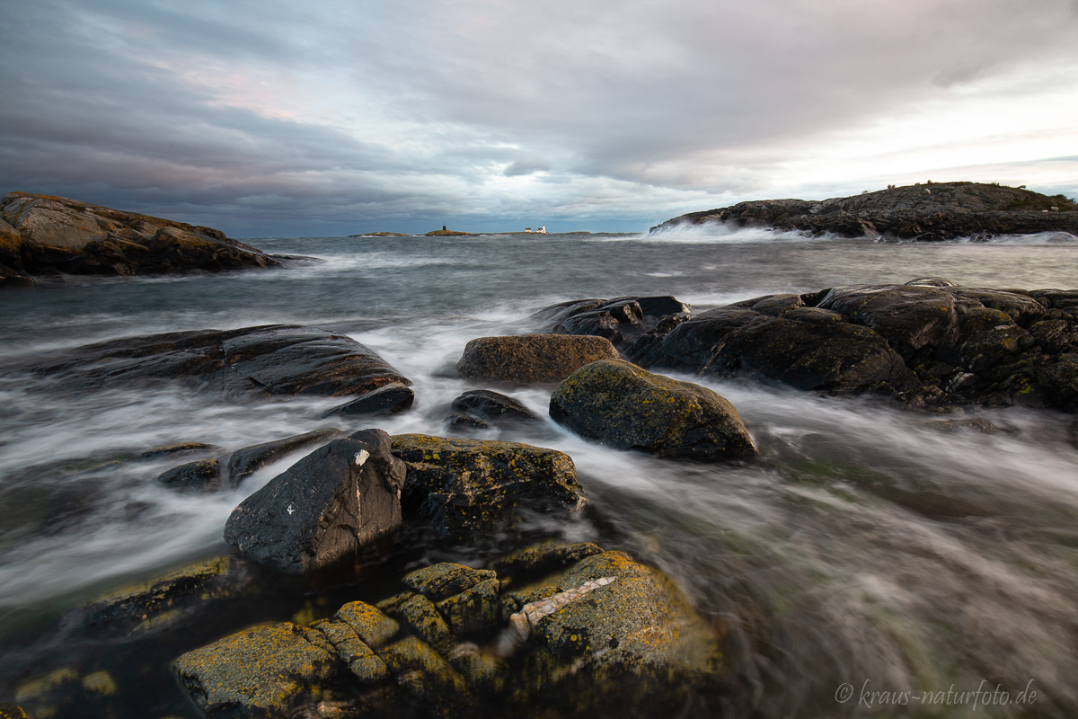 Küste bei Homborsund mit Homborsund Lighthouse