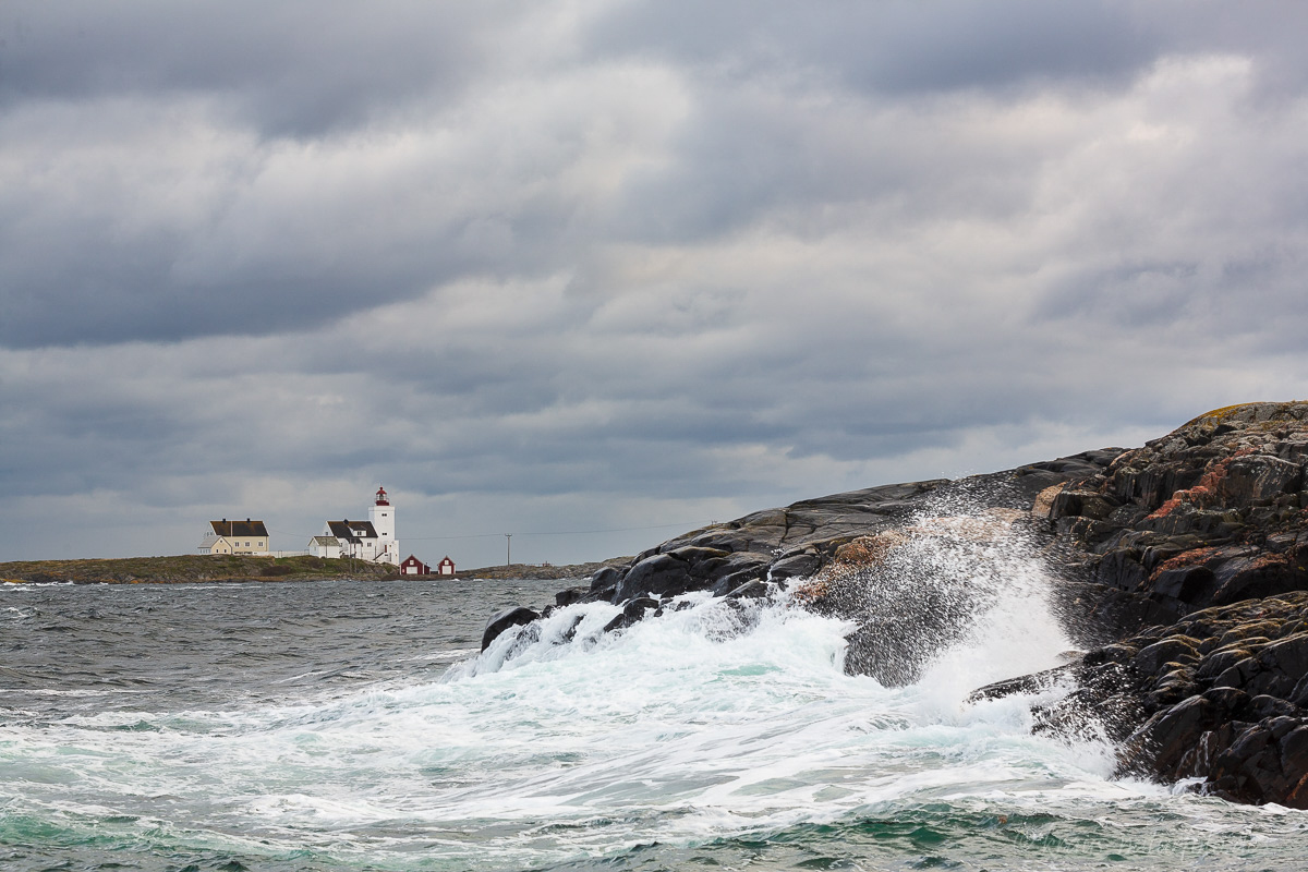 Küste bei Homborsund mit Homborsund Lighthouse