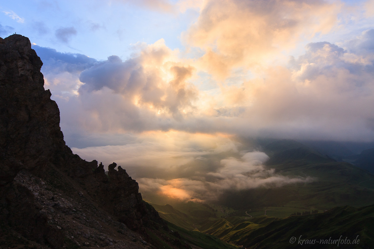 Blick von der Roßzahnscharte auf die Seiser Alm bei Sonnenaufgang