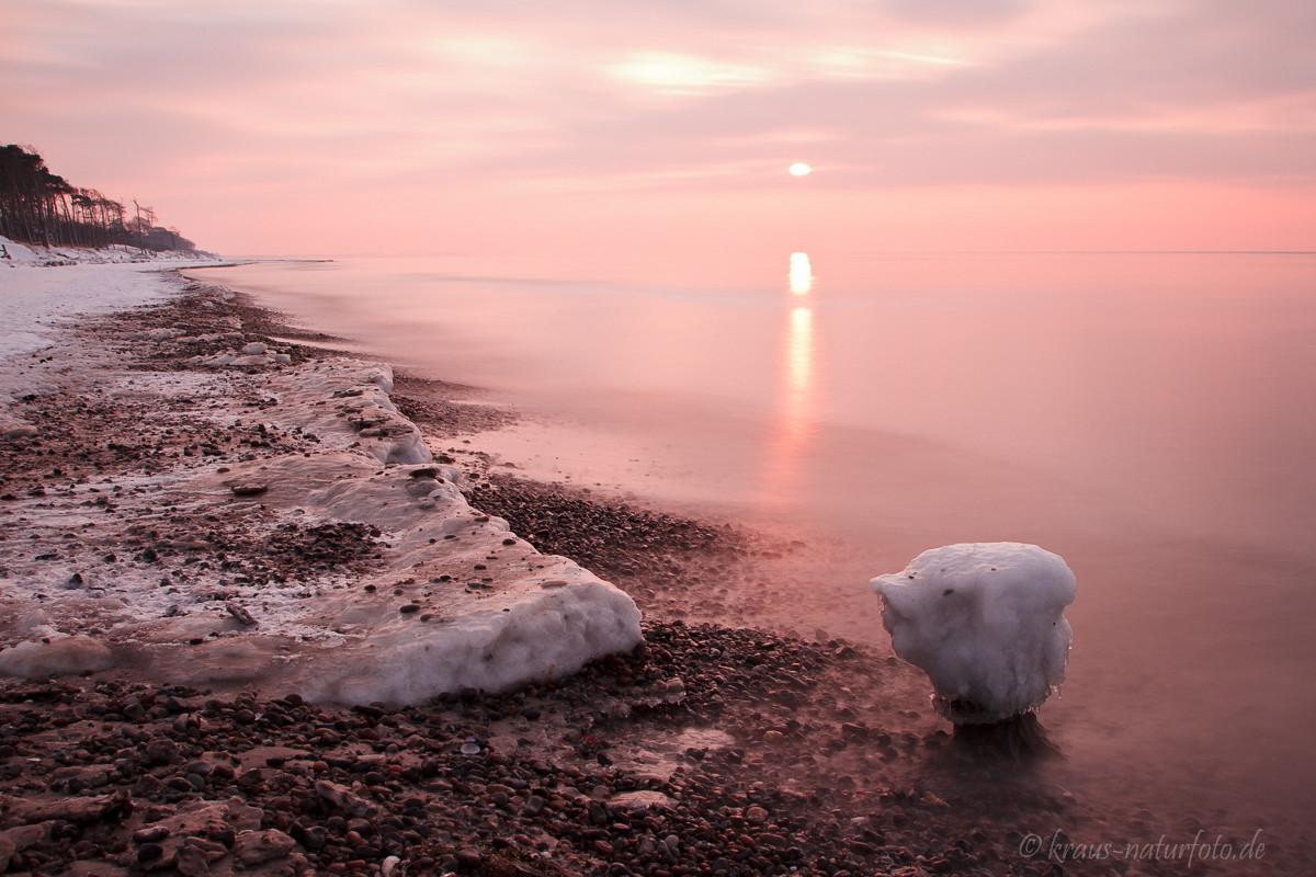 Sonnenuntegang am winterlichen Weststrand