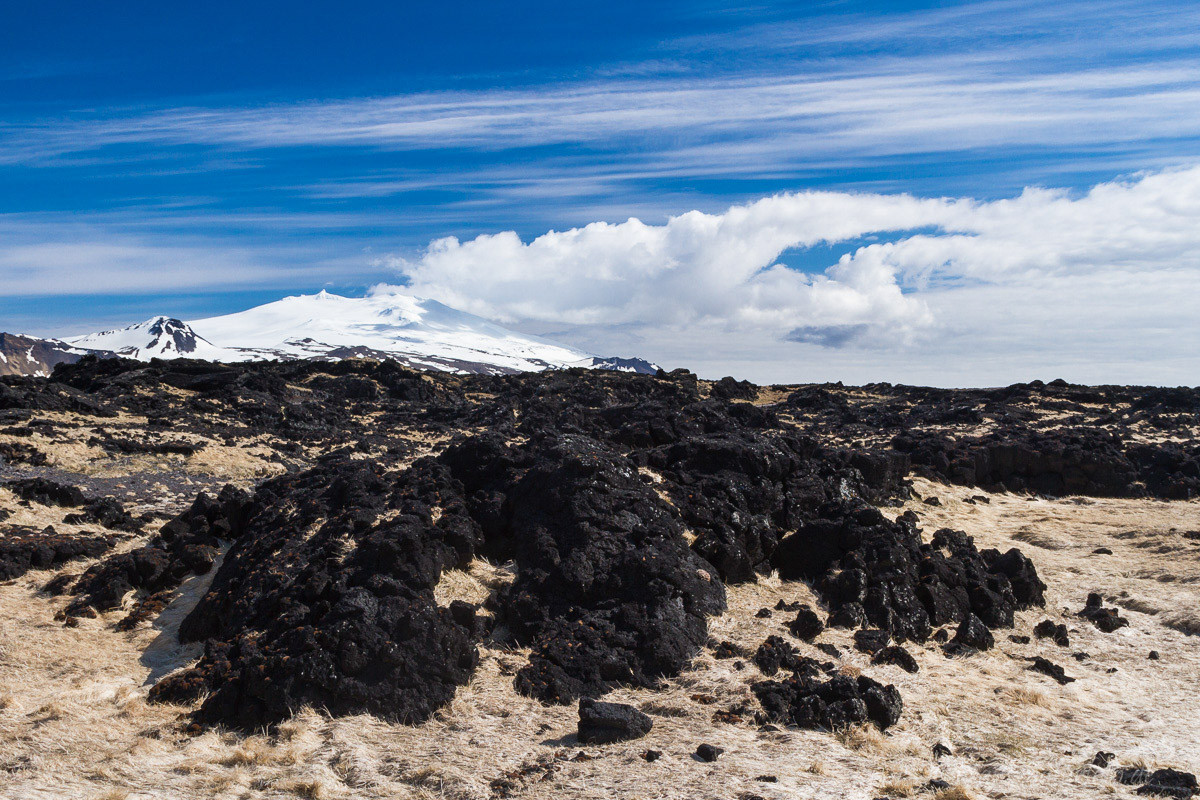 Blick über Lavafeld zum Snaefellsjökull