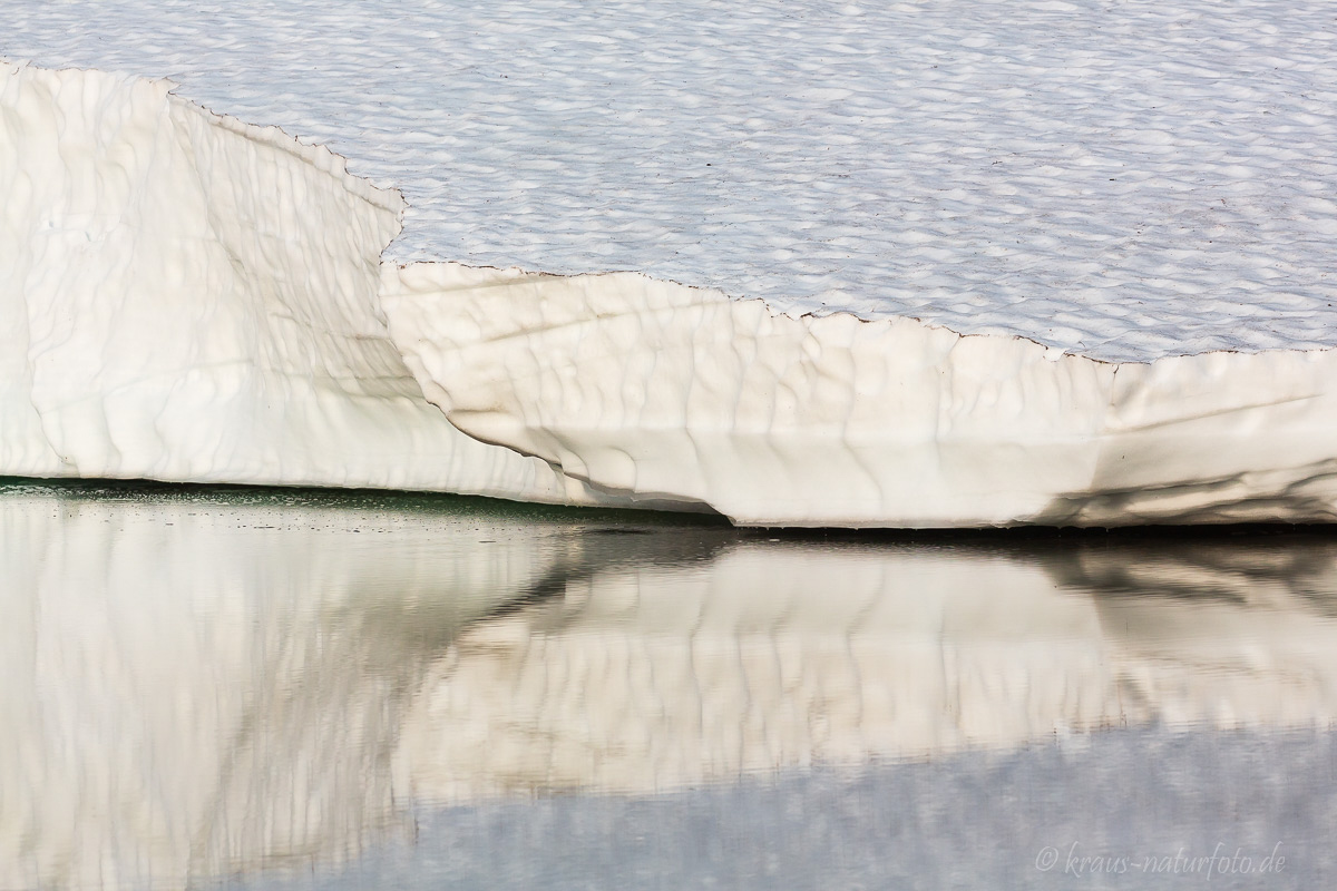 Schneebrett über Wasser