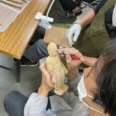 8月の仏像彫刻部の様子