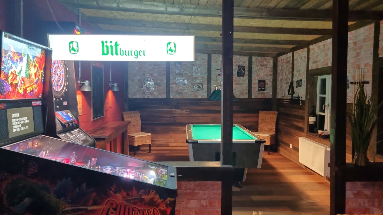 Scheune - Spielmöglichkeiten.... Flipper, Dart und Billiard