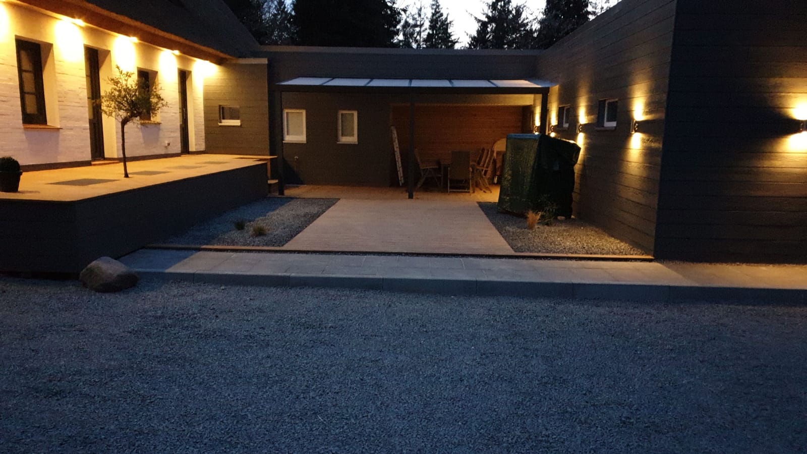Blick auf die Terrasse am Abend