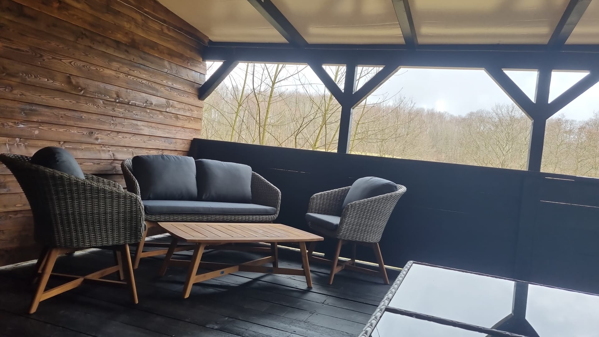 Terrasse an der Eventscheune, ein Teil  ist überdacht