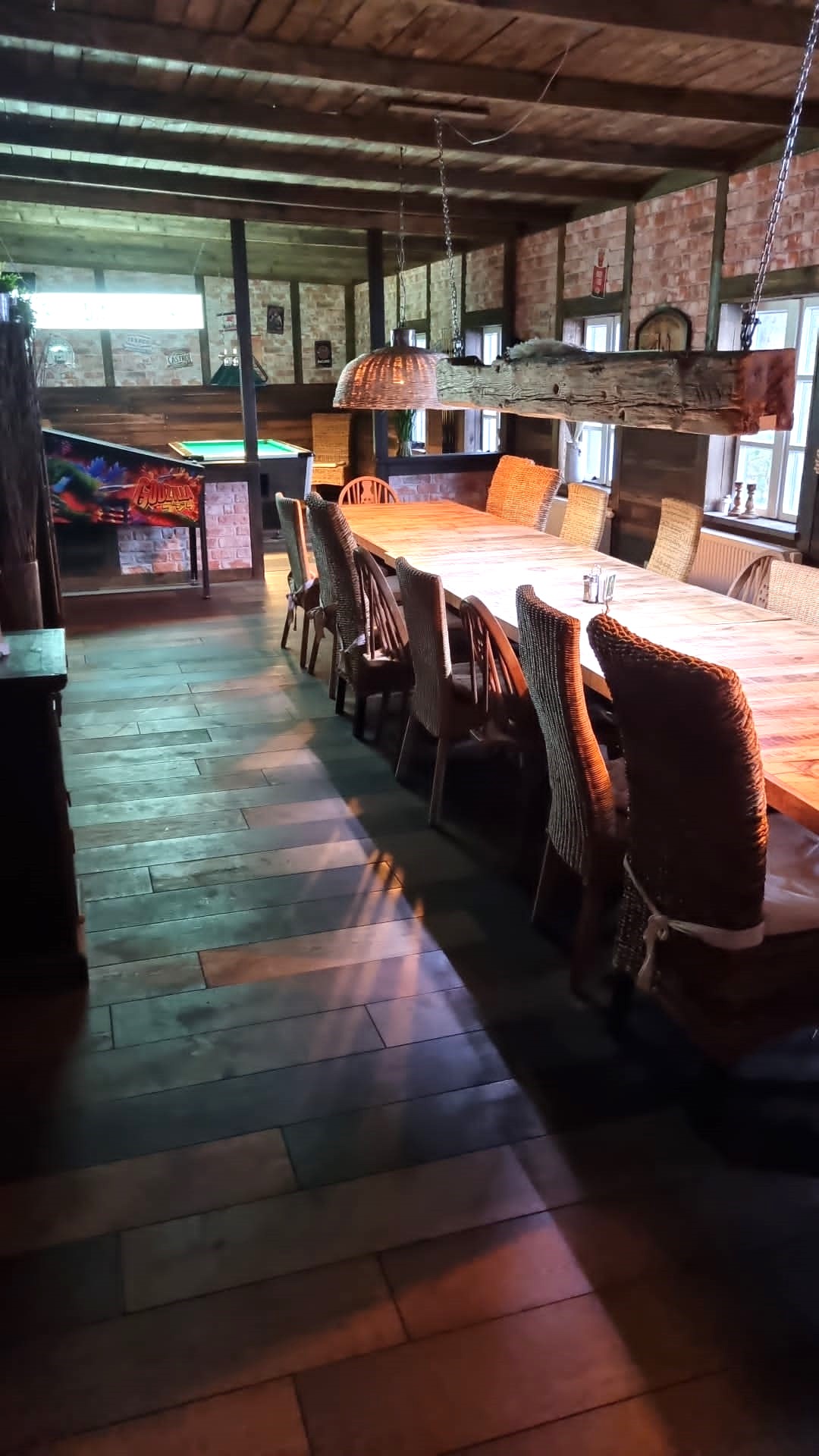 Blick in den Sitzbereich, weiter hinten Billiard, Dart und Flipper