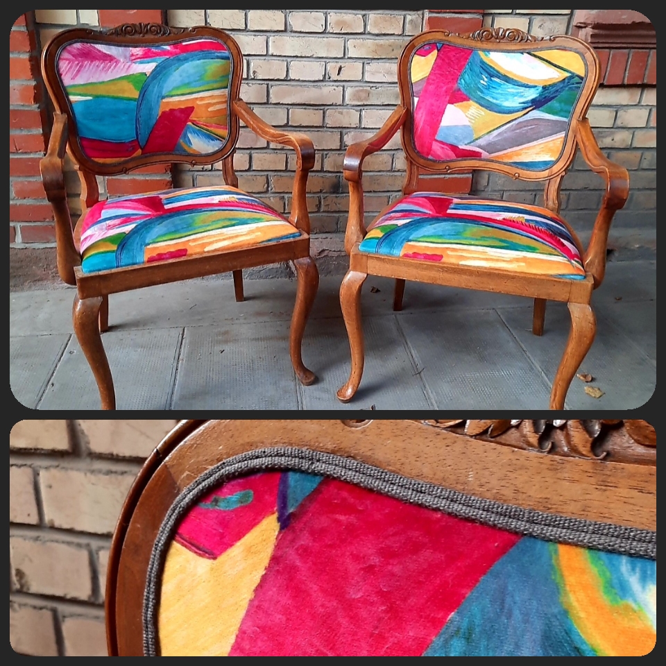 Tissu coloré sur une paire de fauteuils. 