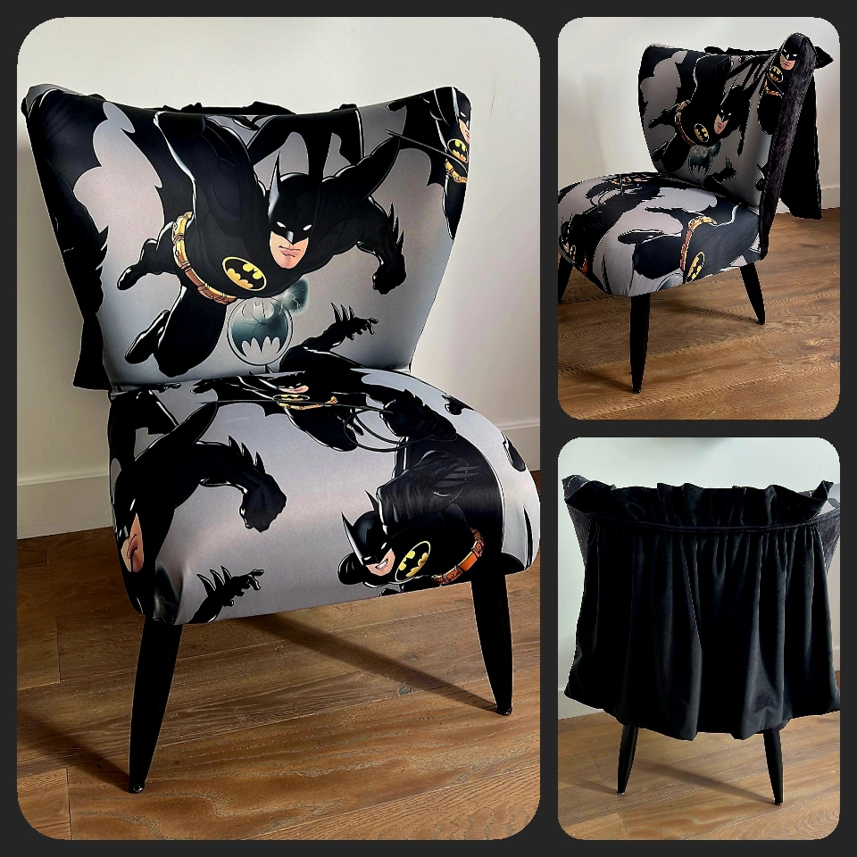 Relooking d'un fauteuil cocktail en fauteuil Batman avec sa cape.