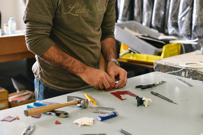 Nahaufnahme eines Handwerkers, der an einem Werkstück arbeitet – symbolisch für die maßgeschneiderte Lead-Generierung im Vertrieb.