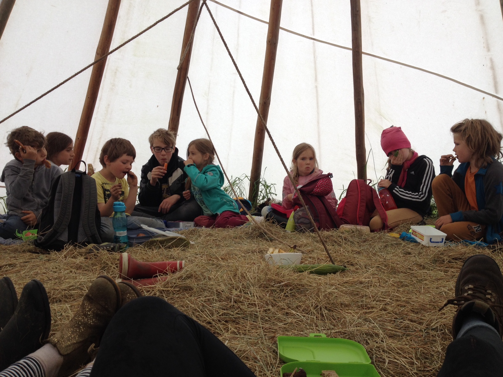 Mittagspause und Erzählrunde im Tipi