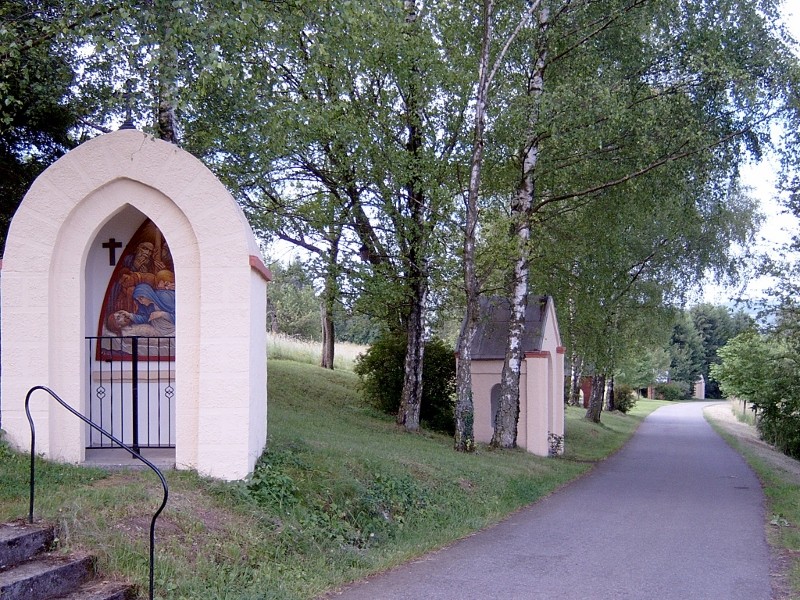 auf dem Weg zur Josefskapelle die Stationen der sieben Schmerzen