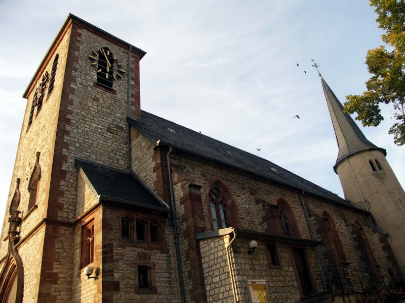 Rund um die Kirche mit Römerturm