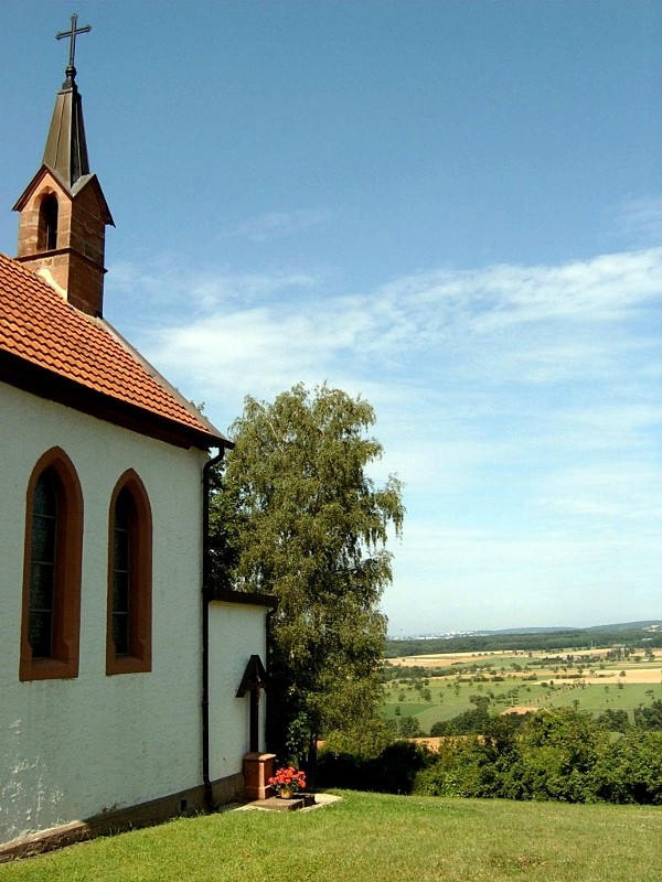 Blick an der Josefskapelle vorbei über die Streuobstwiesen 