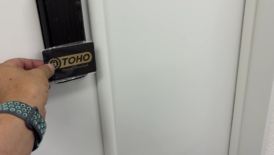 GRT-401にカードをかざしているところ