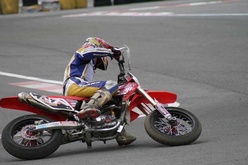 スーパーモタードのバイクの写真