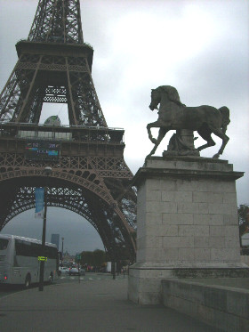 Eifelturm von der Brücke aus fotografiert