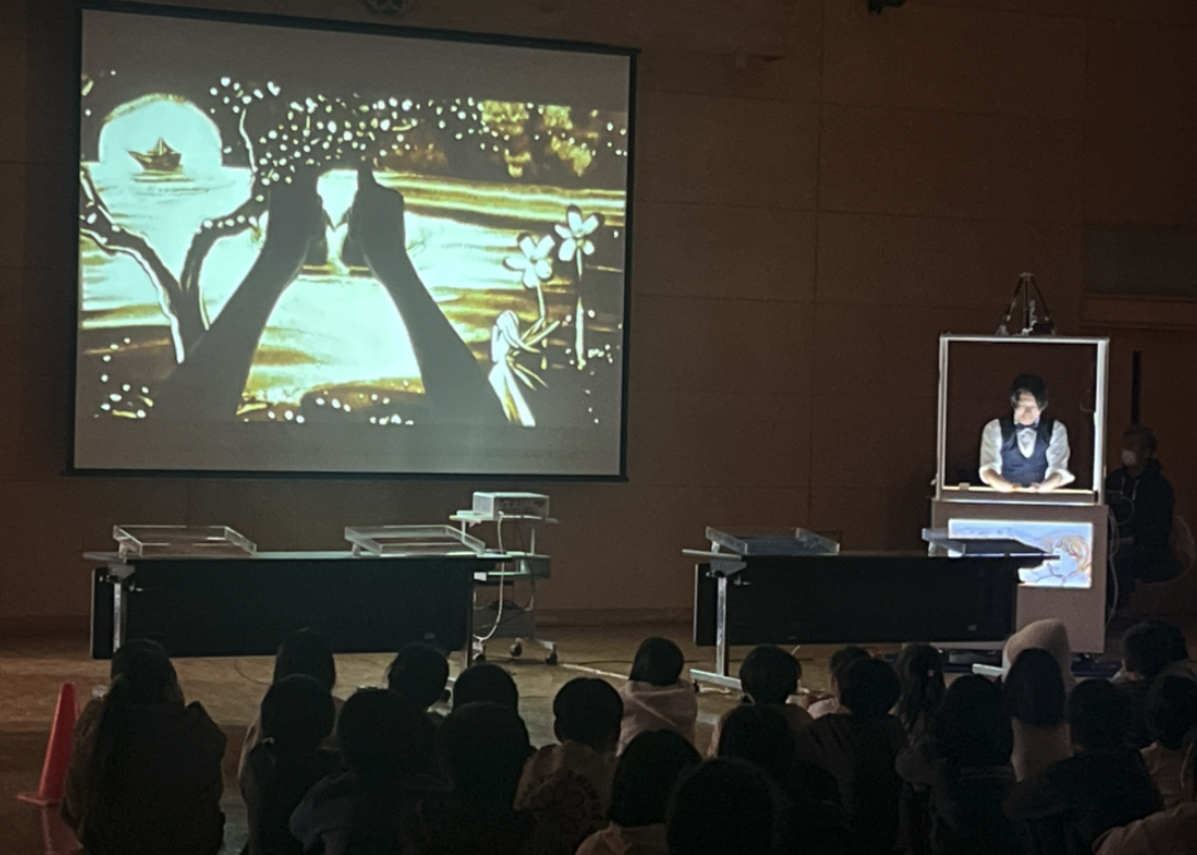 伊豆大島で少学校でサンドアート公演