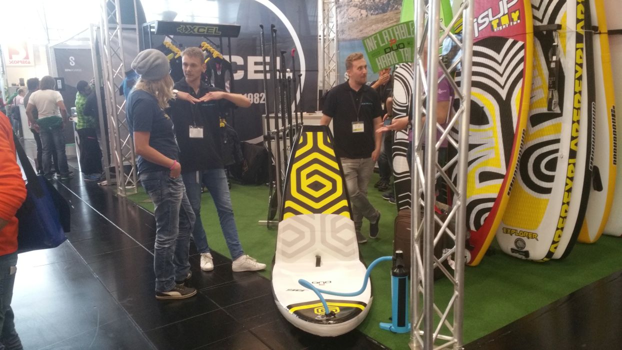 Verena Sup Duck bei der sehr neugierigen Inspektion des innovativen I-sup / Hardboard Hybriden