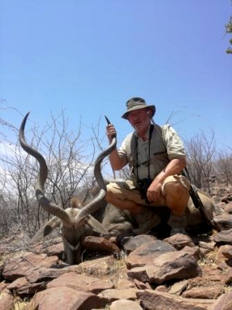 Das ist er, der graue Geist Namibias, der große Kudu. In dem unwegsamen und steinigen Gelände ist fast eine Kunst mit Erfolg auf diese Wildart zu pirschen, doch diese Trophäe ist es eine Jagdreise wert.