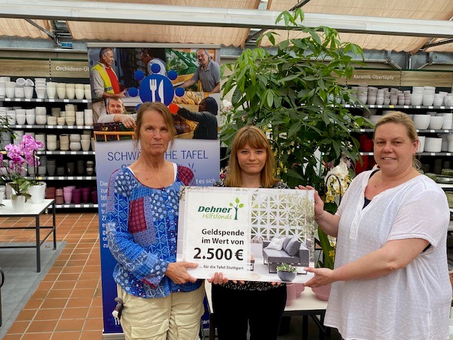 Frau Ingrid Poppe, Geschäftsführende Projektleitung (Schwäbische Tafel); Frau Lena Kraft, Marktleitung Dehner Stuttgart; Frau Bianca Jovanovic, Assistent der Projektleitung (Schwäbische Tafel) 