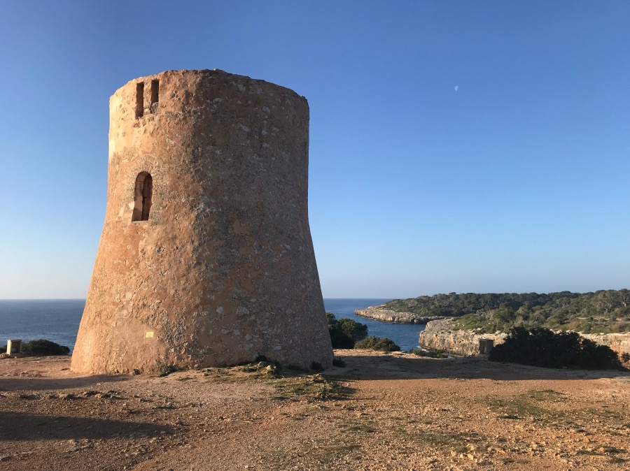 gehört zu den Top 10 auf Mallorca: der historische Wachturm von Cala Pi