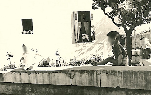 Maison du fossoyeur à sauvian : le muret, qui servait de "banquette", le long de la promenade - Photo Alice Fauré - memoiredesauvian.fr