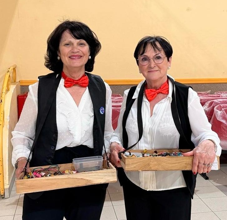 2 hotesses de choc ont offert des bombons à tous les spectateurs